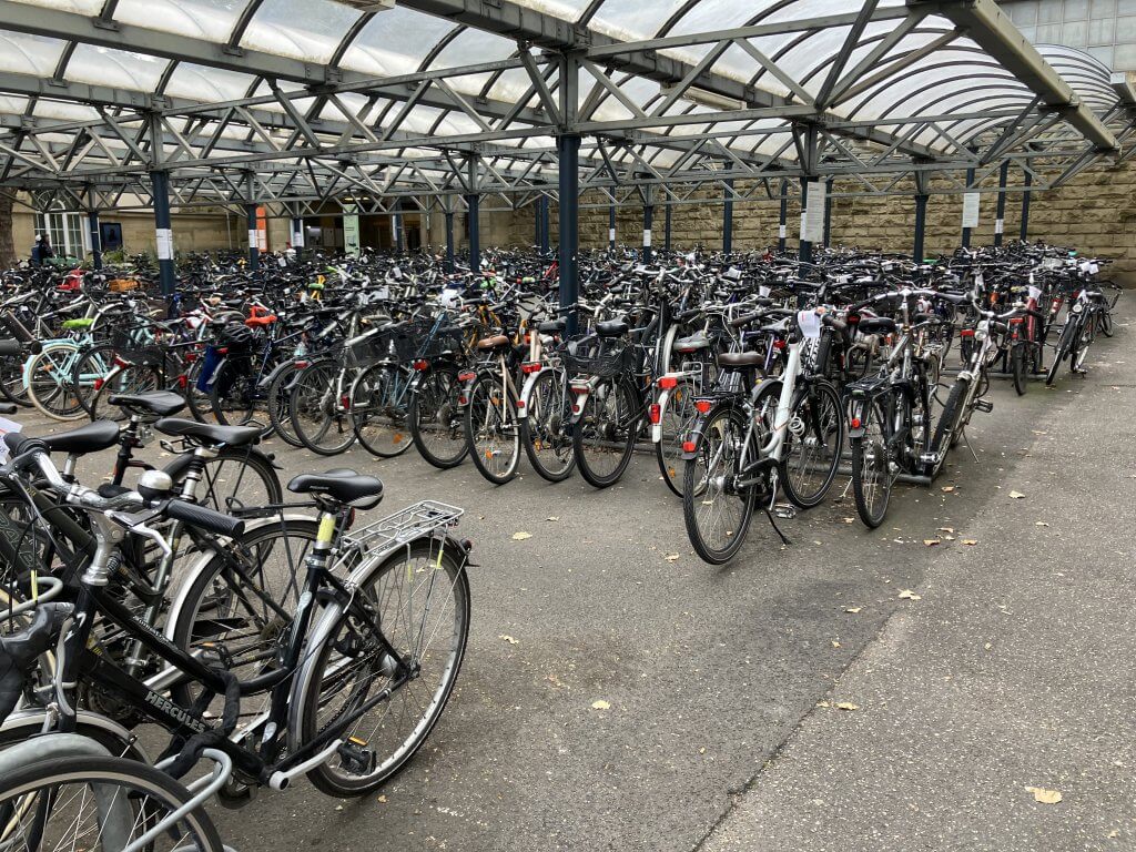 Karlsruhe Bahnhof überdachte Fahrradständer© Radfahren in Stuttgart