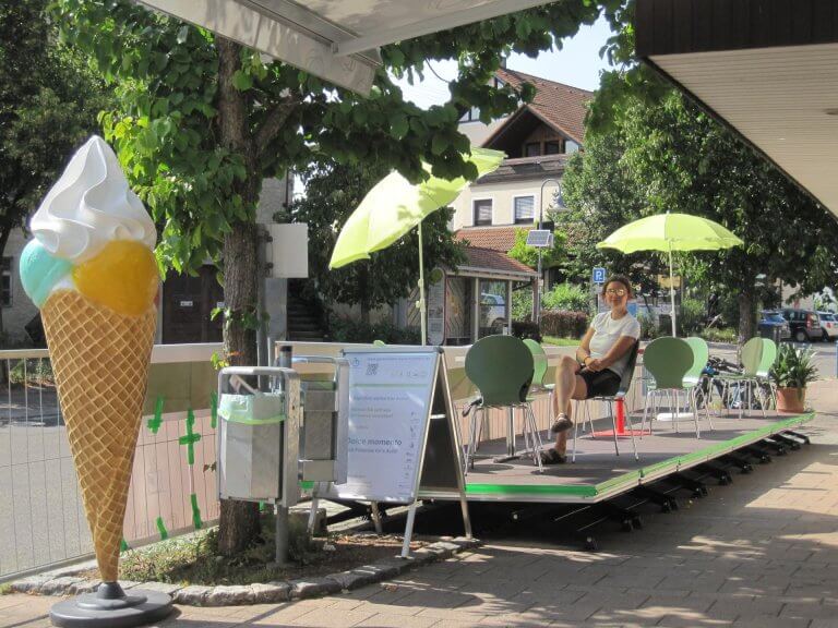 Ein Pop-Up-Eiscafe statt Parkplätzen: Das Eiscafe Fratelli Gelato Naturale in Bad Boll gestaltet mit gemeinsamweiterkommen ein Straßencafe auf Zeit. © Initiative Gemeinsam weiterkommen