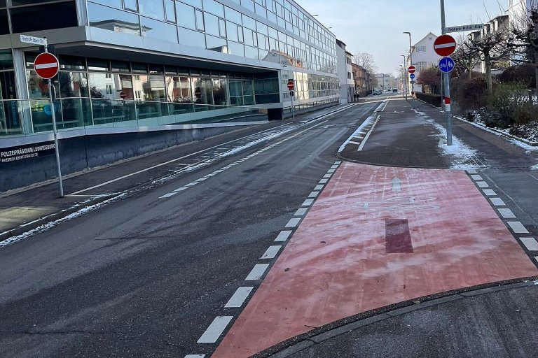 Rote Radwegmarkierung Kreuzung  © ADFC Baden-Württemberg