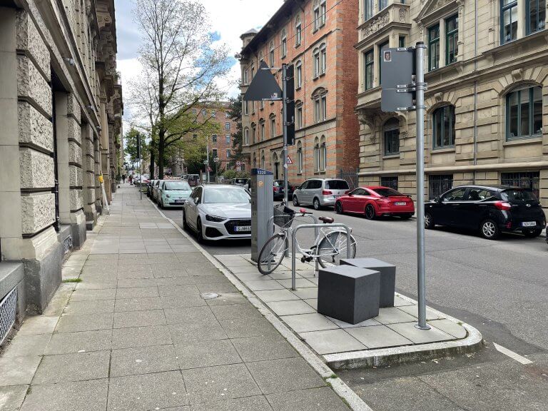 Heusteigstr. Stgt Mitte: Parkscheinautomat, Fahrradbügel und Schilder verlagert auf das Rechteck © Landeshauptstadt Stuttgart