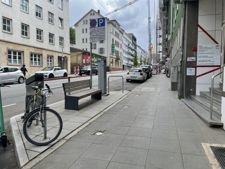 Olgastr. Stgt Mitte: Sitzbank und Fahrradbügel vor dem Hildegardis-Wohnheim © Landeshauptstadt Stuttgart